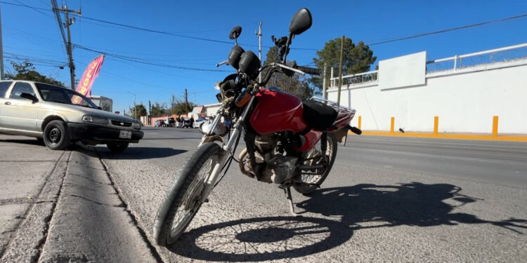 Accidente entre vehículo y motocicleta deja un lesionado