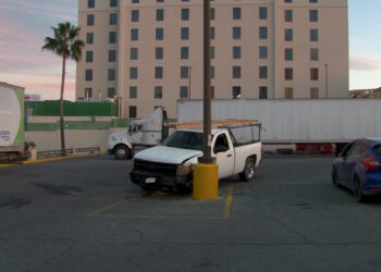 Impactó contra luminaria por falla mecánica