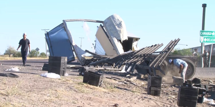 Tráiler es embestido por tren en Estación Conchos