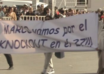 Contingente de boxeo exhibe mensaje político durante desfile