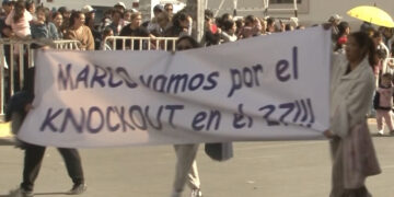 Contingente de boxeo exhibe mensaje político durante desfile