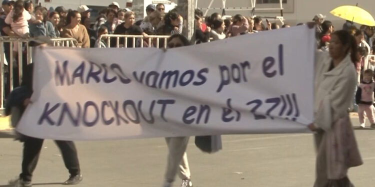 Contingente de boxeo exhibe mensaje político durante desfile