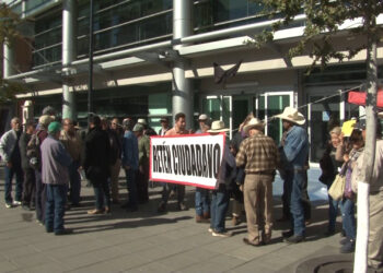 Bloquean entrada del Congreso por revalidación vehicular