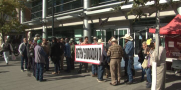 Bloquean entrada del Congreso por revalidación vehicular