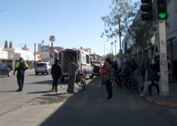 Adulto mayor resulta atropellado en cruce del Centro
