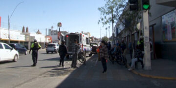 Adulto mayor resulta atropellado en cruce del Centro