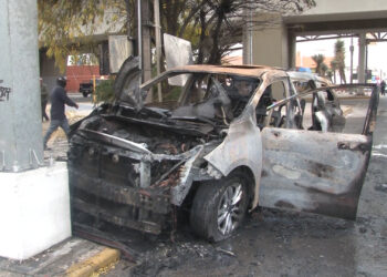 Camioneta se incendia en avenida Teófilo Borunda