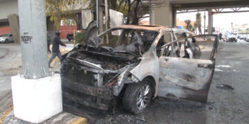 Camioneta se incendia en avenida Teófilo Borunda