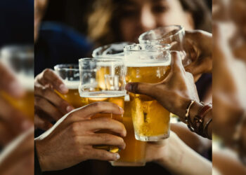 Inventan la ‘cerveza del futuro’: no tiene alcohol y no da resaca, pero sí emborracha