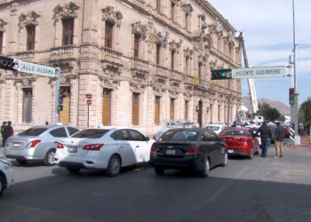 Taxistas bloquean calle Aldama frente al Palacio de Gobierno