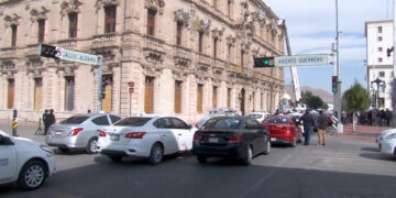 Taxistas bloquean calle Aldama frente al Palacio de Gobierno