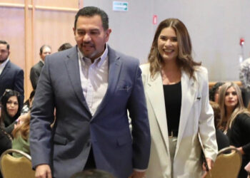 Mujeres de distintas edades se reunieron con el alcalde Cruz Perez Cuellar y su esposa