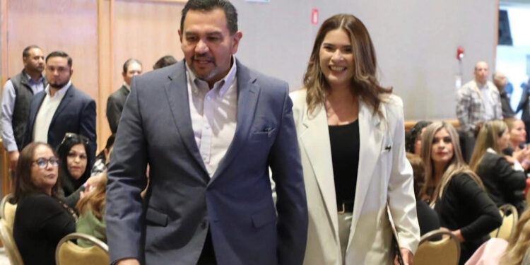 Mujeres de distintas edades se reunieron con el alcalde Cruz Perez Cuellar y su esposa