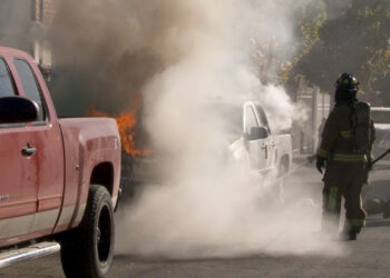 Incendian camioneta frente a vivienda