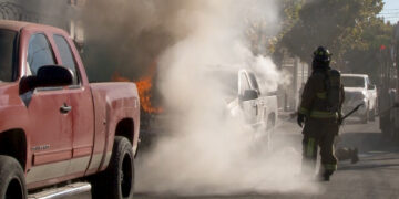 Incendian camioneta frente a vivienda