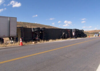 Vuelca tráiler cargado con veladoras en carretera a Ciudad Juárez