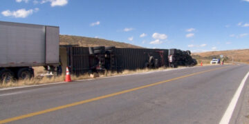 Vuelca tráiler cargado con veladoras en carretera a Ciudad Juárez