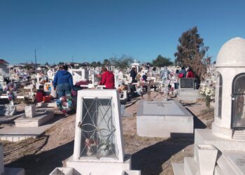 Visitaron delicienses a sus difuntos en el Panteón Municipal