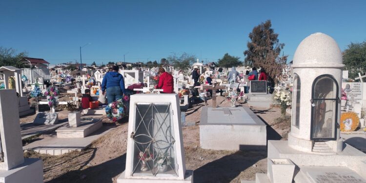 Visitaron delicienses a sus difuntos en el Panteón Municipal