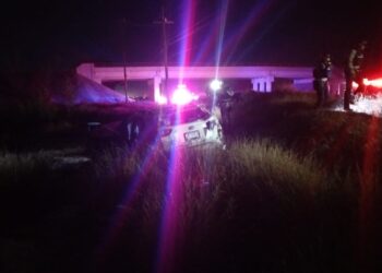 Mujer sale ilesa tras volcar su vehículo en Meoqui