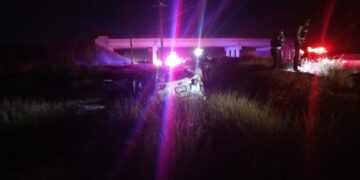 Mujer sale ilesa tras volcar su vehículo en Meoqui