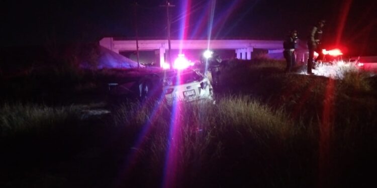 Mujer sale ilesa tras volcar su vehículo en Meoqui