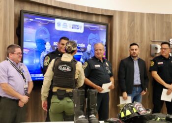 Entrega DSPM equipo a Bomberos  y reciben incentivo junto con policías