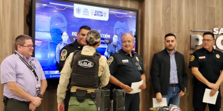 Entrega DSPM equipo a Bomberos  y reciben incentivo junto con policías