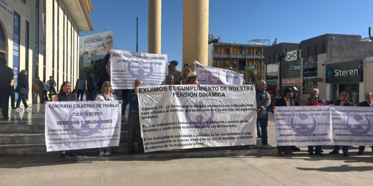 Jubilados de la UACH exigen la pensión dinámica