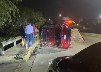 Volcadura en Teófilo Borunda deja dos heridos