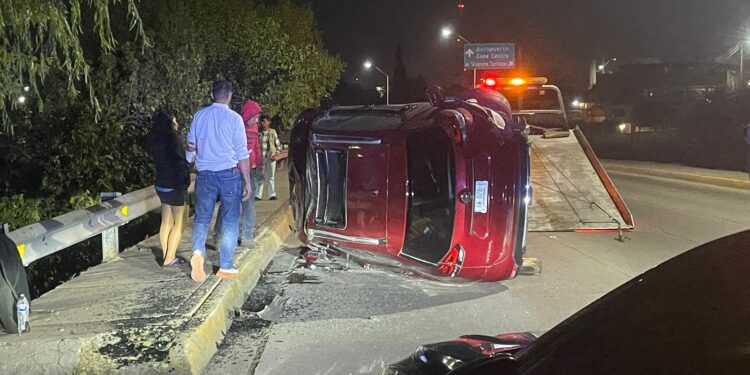 Volcadura en Teófilo Borunda deja dos heridos
