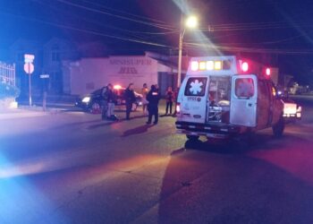 Dos jóvenes lesionados tras choque entre auto y motocicleta