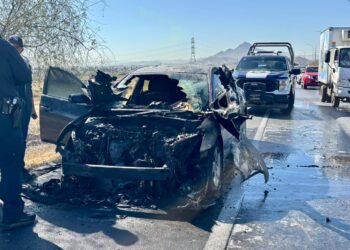 Incendio vehicular genera congestionamiento en carretera a Aldama