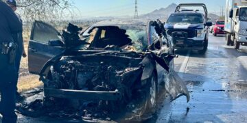 Incendio vehicular genera congestionamiento en carretera a Aldama