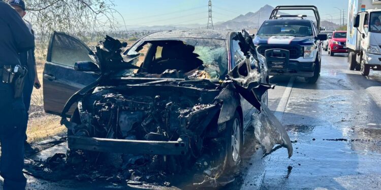Incendio vehicular genera congestionamiento en carretera a Aldama