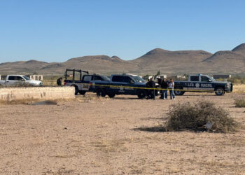 Localizan cuerpo en la carretera a Ciudad Juárez; tenía heridas de bala en el rostro