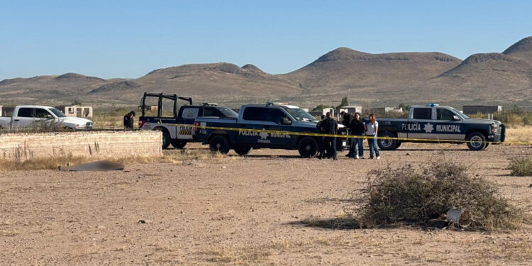 Localizan cuerpo en la carretera a Ciudad Juárez; tenía heridas de bala en el rostro