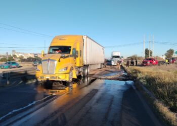 Choque entre tráiler y auto cierra la Carretera 45; se derraman 700 litros de diésel