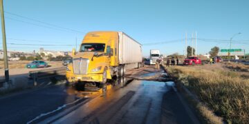 Choque entre tráiler y auto cierra la Carretera 45; se derraman 700 litros de diésel
