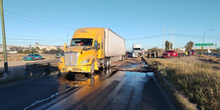 Choque entre tráiler y auto cierra la Carretera 45; se derraman 700 litros de diésel