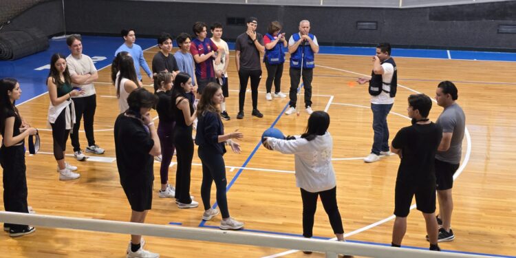 Impulsan inclusión y sensibilización en escuelas con partidos de goalball