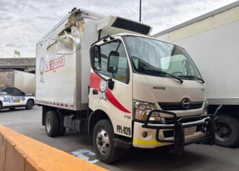 Sujeto roba camión de productos lácteos y desata persecución
