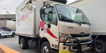 Sujeto roba camión de productos lácteos y desata persecución