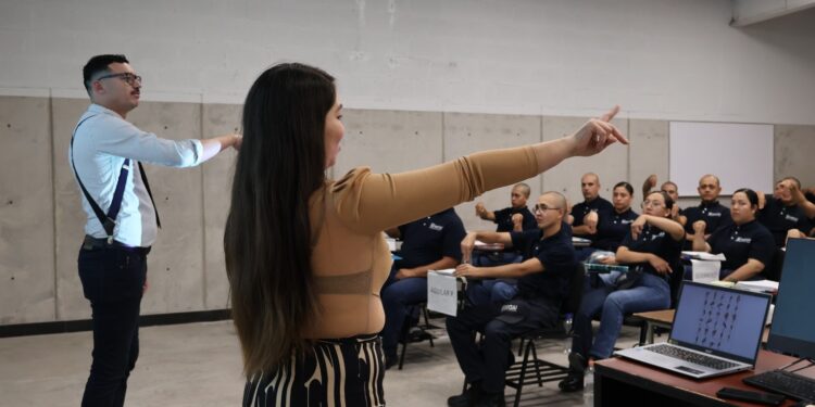 Preparan a cadetes de la Policía Municipal para atender a personas con discapacidad auditiva