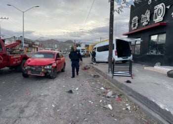 Conductor choca contra transporte de personal y local por discutir con otro automovilista