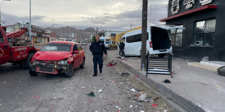 Conductor choca contra transporte de personal y local por discutir con otro automovilista