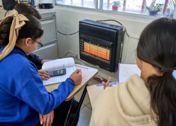 Gobierno estatal entrega apoyos de gas a escuelas