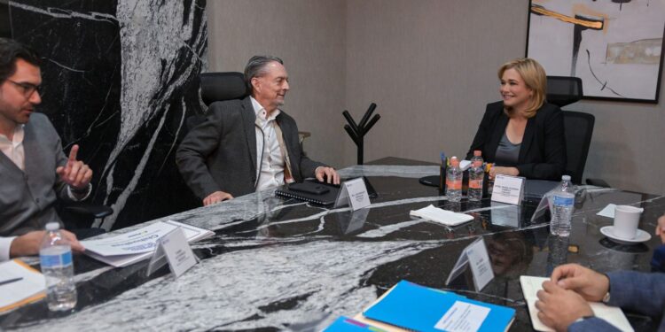 Maru Campos analiza con empresarios proyectos de desarrollo industrial