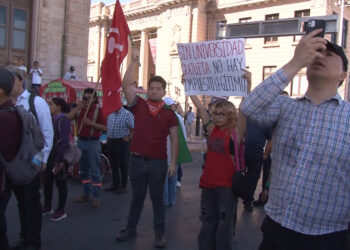 Ciudadanos se manifiestan por cobro de “accesorios”