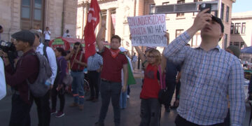 Ciudadanos se manifiestan por cobro de “accesorios”